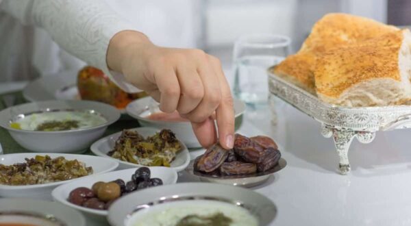 افطار رمضان تمر خبز