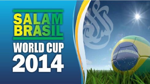 كأس العالم 2014 بالبرازيل، شعار مع خلفية زرقاء، كرة قدم بألوان العلم على العشب.