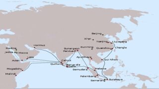 خريطة تظهر مسارات بحرية تربط بين مدن تاريخية في آسيا والشرق الأوسط.