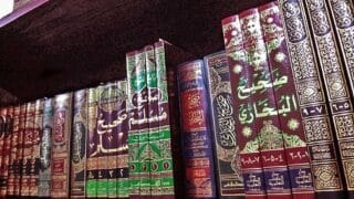 كتب إسلامية على رف، تشمل صحيح البخاري وصحيح مسلم بتصاميم تقليدية.