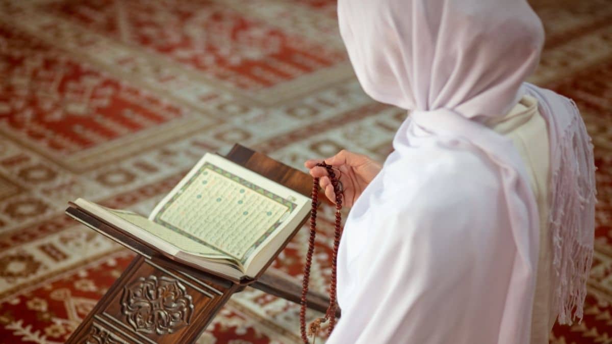 امراة تذكر الله وتقرأ القرأن