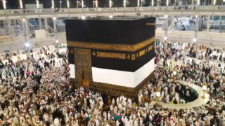 People doing Tawaf aroun Ka'abah