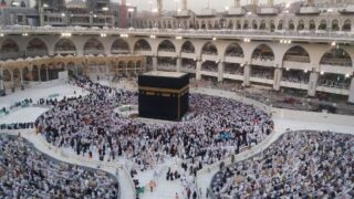 Men praying around the Ka'abah