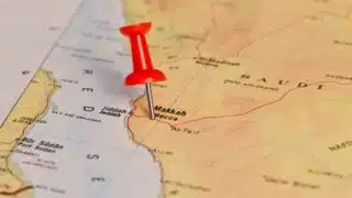 Red pushpin on map marking Makkah, showing Jiddah and Red Sea areas in Saudi Arabia.